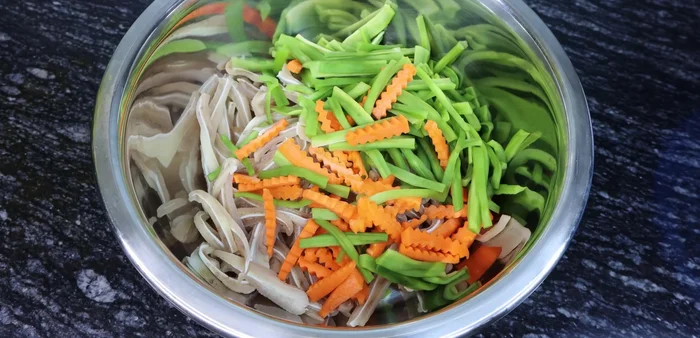 Combine all ingredients (pig ears, carrots, King's vegetable, garlic, chili) in a bowl. Mix well. (552.36)
