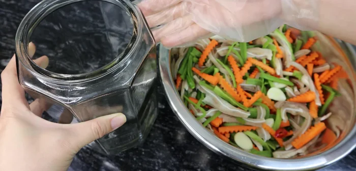 Pack the mixture tightly into a clean, dry jar. Pour the cooled sugar dipping sauce over the ingredients. Use a pin to submerge all ingredients under the sauce. Close the lid. (580.68)