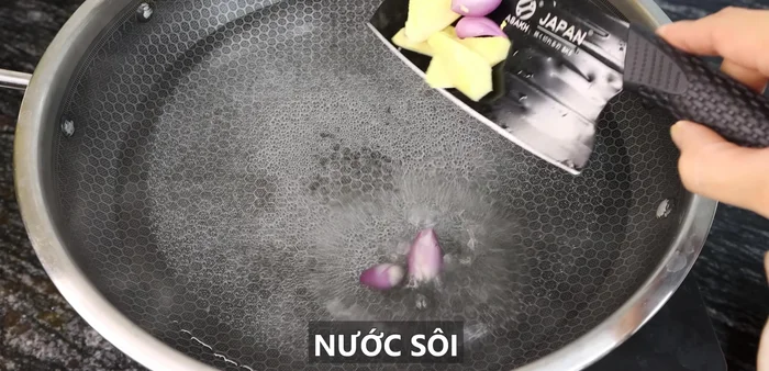 Boil water in a pan. Add ginger, onion, salt, and vinegar (or lemon/lime). (85.84)
