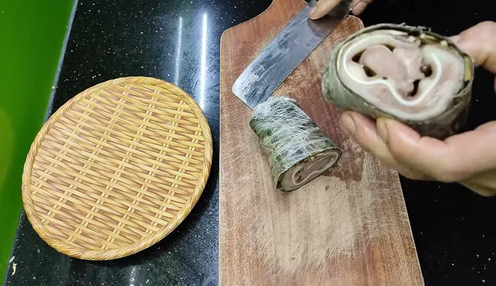 Let the steamed ear and tongue cool.