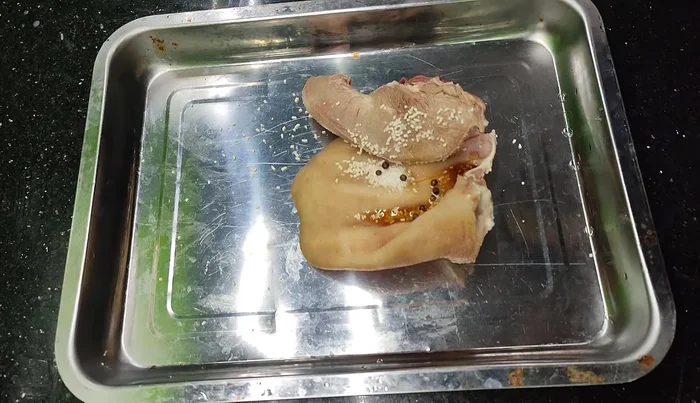 Blanch the ear and tongue with hot water.