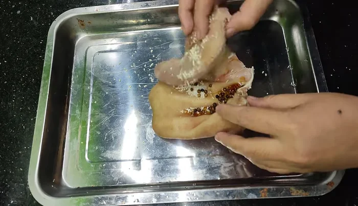 Marinate the ear and tongue with pepper, fish sauce, and salt.