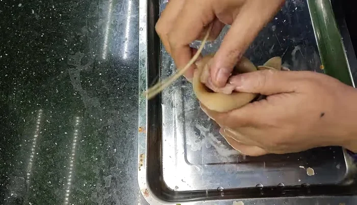 Wrap the rolled ear and tongue tightly with string (bamboo string is recommended). If using string is not preferred, wrap with two layers of seaweed leaves and then banana leaves for a secure wrap that prevents the ingredients from spoiling while steaming.