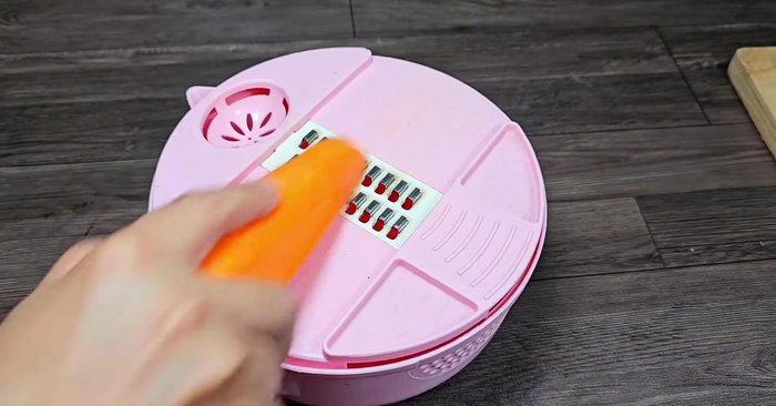 Shred carrots. If you don't have a shredder, cut into small pieces.