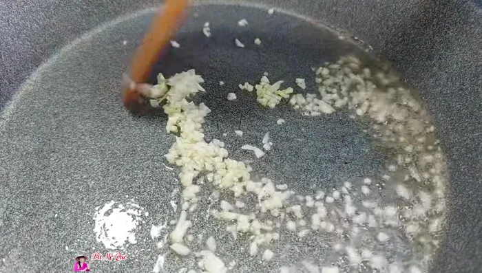 Fry minced garlic until golden and fragrant (optional: skip if you don't use garlic/onions).
