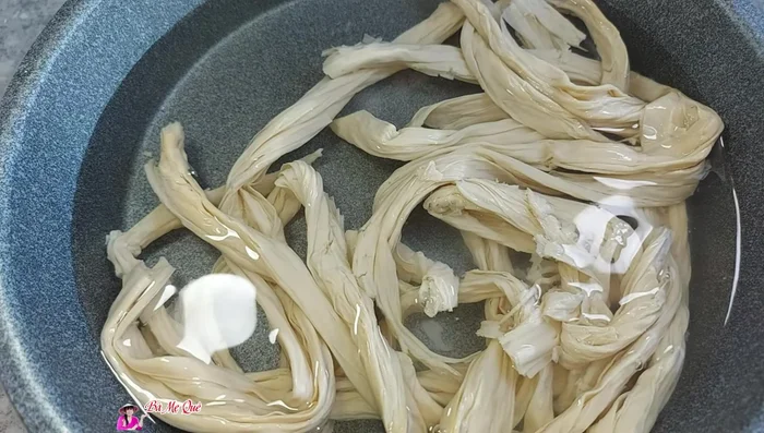Boil water with salt, add tofu and Ky jar, boil for 5-10 minutes, then squeeze dry and tear into small pieces.