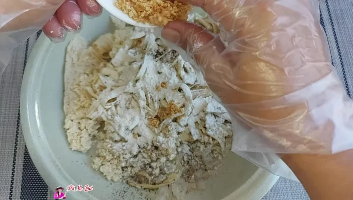 Mix together the following ingredients: squeezed tofu, fried garlic, sugar, vegetarian seasoning, pepper, salt, and flour. Knead until elastic and sticky.