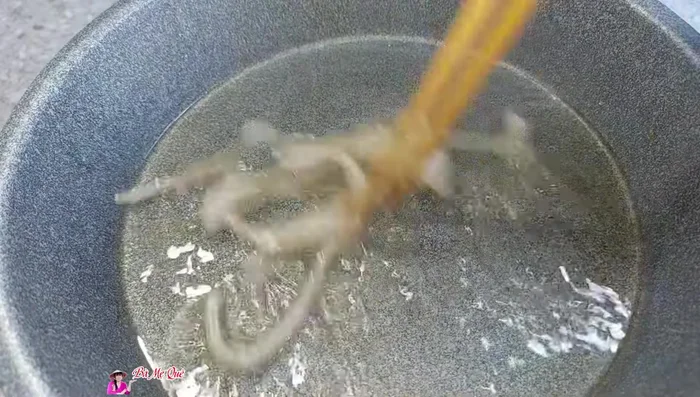 Fry potato starch strands until puffed, then soak in water for 1 minute and drain.