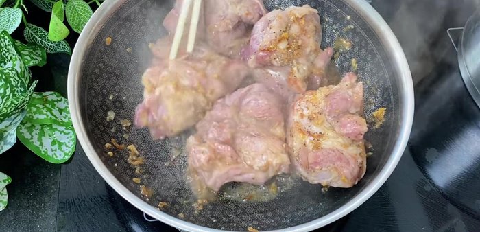 Braise the pork meat with water, ensuring not to use coconut water. (130.319)