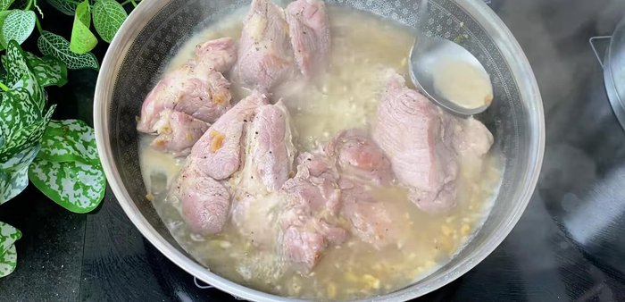 Remove foams from the boiling meat. (153)