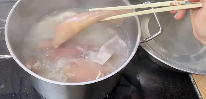 Simmer the pork meat until tender, then remove and place in cold water to prevent discoloration. (164.48)