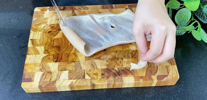 Remove excess fat from the cooled pork skin. (238.599)