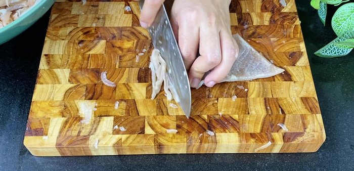 Slice the pork skin thinly. (256)