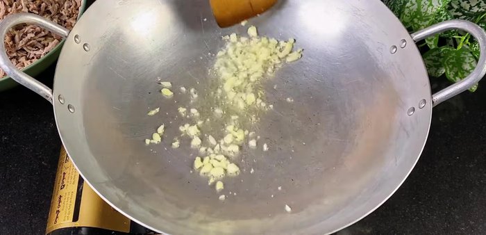 Stir-fry garlic until fragrant. (332.479)