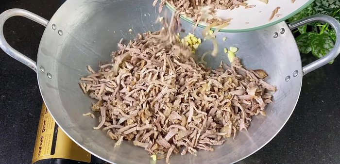 Stir-fry pork meat with garlic until golden brown. (340.36)