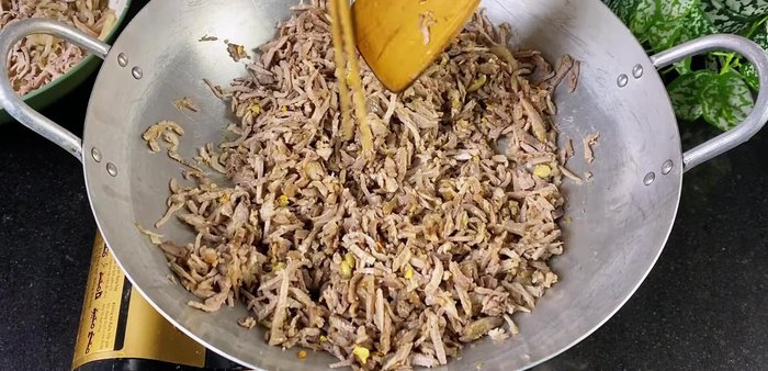 Add the remaining sauce and stir-fry until the meat absorbs the spices. (362.24)