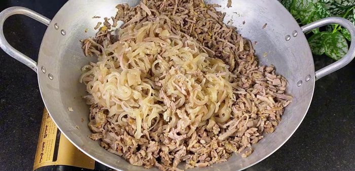 Add the pork skin and stir-fry until it turns translucent. (376.52)