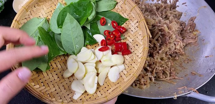 Prepare the star gooseberry leaves, garlic slices, and chili slices. (424.479)