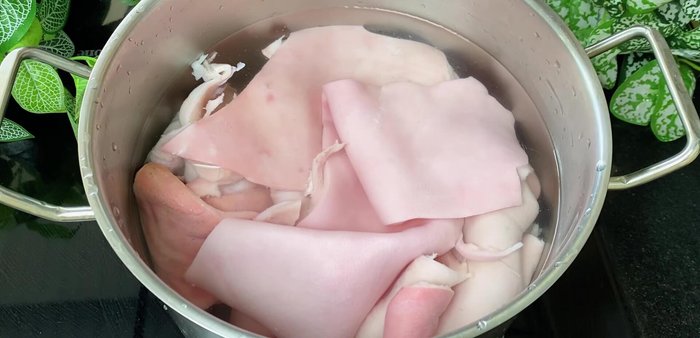 Clean pork skin with vinegar and salt. (45.719)