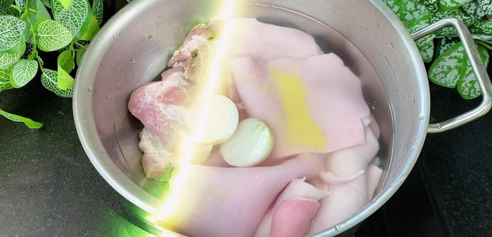 Boil pork skin with half a tablespoon of seasoning and a small onion. (53.44)
