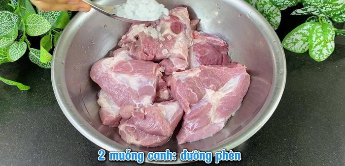 Marinate the pork meat with sugar, fish sauce, seasoning powder, MSG, fried onion soup, fried garlic, and pepper. (59.199)