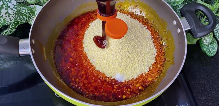 Add seasoning powder (150g) and oyster sauce (400g). Adjust oyster sauce amount to taste.