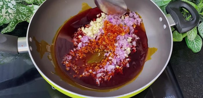 Stir-fry shallots and garlic until fragrant and golden brown.