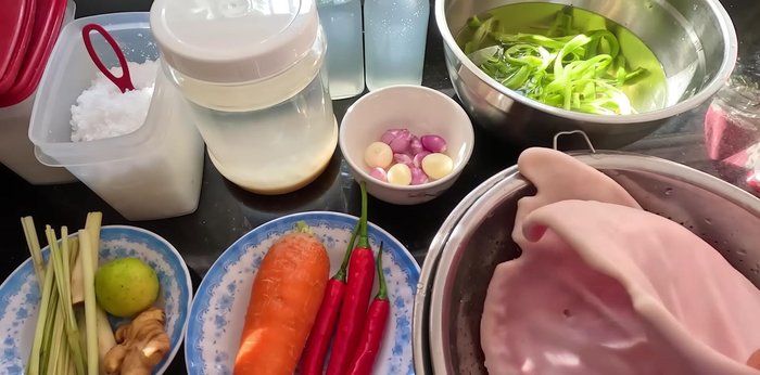 Clean pig's hands, cut off excess parts, and weigh (approx. 700g).