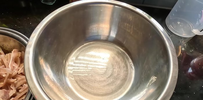 Add 1/2 teaspoon of salt, 3-4 times the amount of sugar, and the pickled vegetables to the cooled vinegar solution.