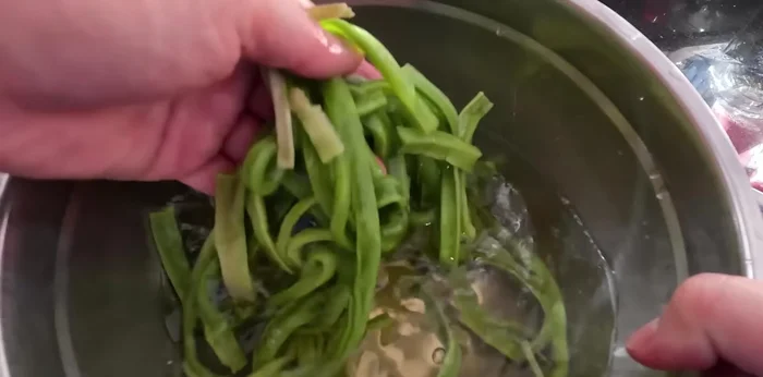 Soak dried King's vegetable for about 30 minutes until expanded.