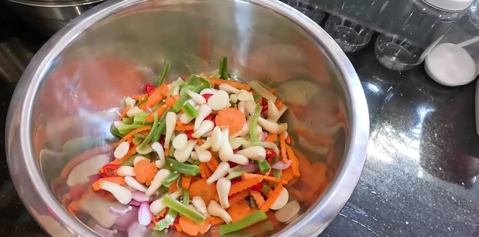 Add the boiled pig's hands to the vinegar solution and mix well.