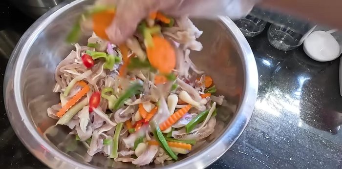 Pack the pig's hands and vegetables tightly into a jar, ensuring it's not overcrowded.