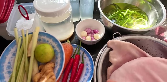 Prepare other vegetables: thinly slice purple garlic, carrot, chili; chop ginger and lemongrass.