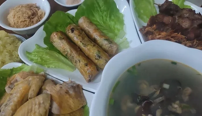 Prepare banh chung and banh te cakes: cut in advance and arrange on a plate.
