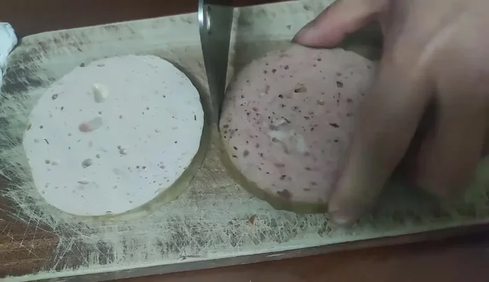 Prepare grilled meat (beef and pork ham) in advance. Tie and display alternately.