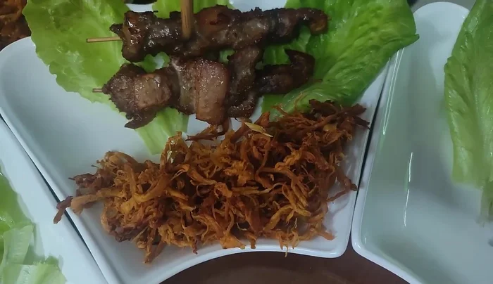 Arrange the grilled meat (sausage and dried chicken).