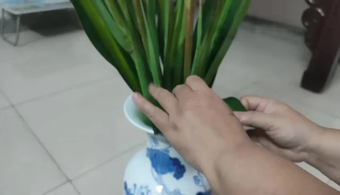 Final adjustments: Adjust the flower positions for harmony and balance. Add more water after the arrangement is complete to prevent wilting