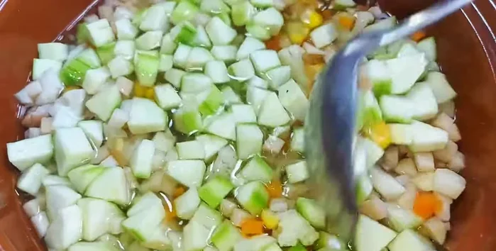 Thicken the soup (optional): Mix cornstarch with water and add to the soup. Cook for 2 minutes until thickened. Add green onions and cilantro.