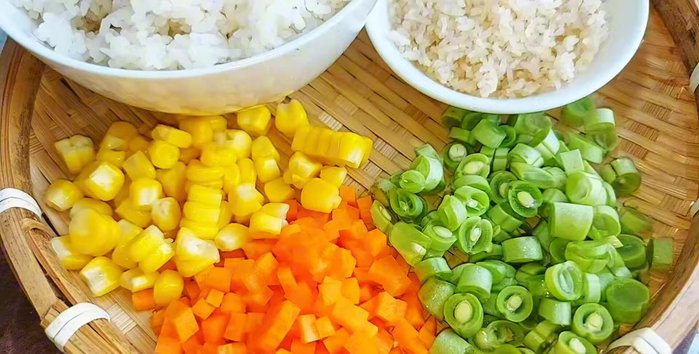 Prepare crispy fried rice: Dry rice until hard. Cut carrots, corn, and green beans into small pieces. Heat cooking oil and fry the dried rice until crispy. Remove and set aside.