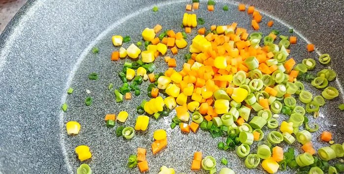 Cook crispy fried rice: Fry onions until fragrant. Add corn, carrots, and green beans. Stir well. Add the crispy rice and stir for about 2 minutes. Season with vegetarian seasoning and sugar. Add a little water and stir.