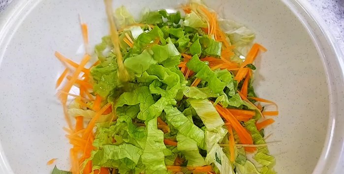 Prepare salad: Mix Vietnamese coriander, shredded carrots, and salad dressing (lemon juice, sugar water, filtered water, vegetarian fish sauce). Add mushrooms and grapefruit. Gently mix and garnish with roasted peanuts.