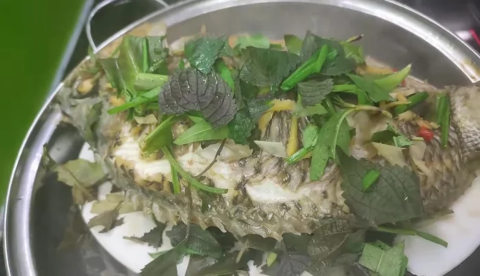 Add Vietnamese coriander, green onions, and other herbs on top. Steam for another 5 minutes until the vegetables are cooked. [149.4]