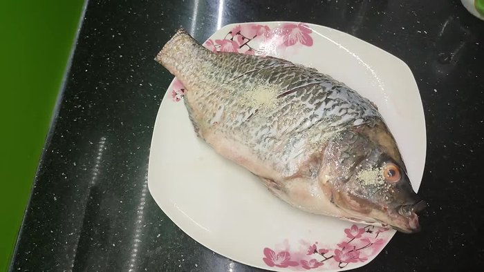 Thoroughly clean the tilapia, removing all fins and scales. Rub with salt multiple times to eliminate the fishy smell. [14.96]