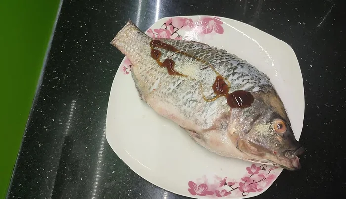 Cut the tilapia open and marinate it with salt, oyster sauce, soy sauce, a little chili sauce, pepper, and chili. [20.279]