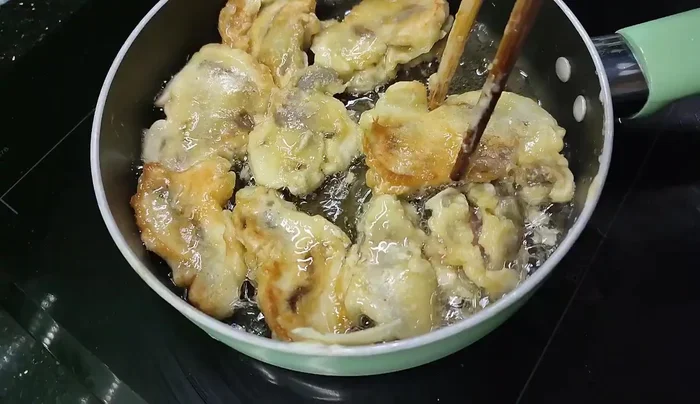 Prepare the fried meat by coating it in flour. (14.519)