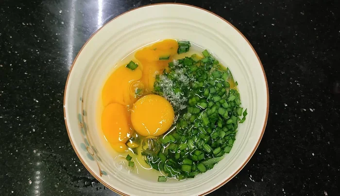 Wash the chives thoroughly. Avoid using overly old leaves.