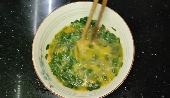 Stir the eggs and sprinkle the chives on top. Chicken eggs are recommended.