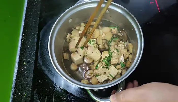 Serve the oyster mushroom soy sauce dish. (110.56)