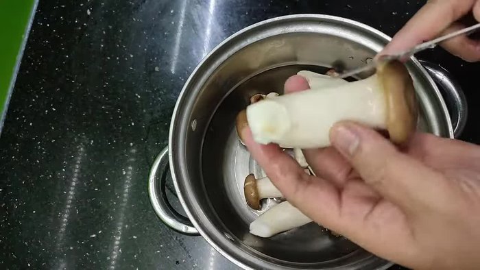 Thoroughly wash oyster mushrooms with diluted salt water, rinse with clean water, and drain. (12.96)
