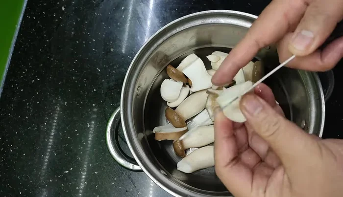 Cut oyster mushrooms into bite-sized pieces. Slice thinly to ensure quick cooking and better spice absorption. (20.039)